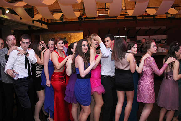 Maturalna večer Gimnazije Vladimira Nazora (foto:Saša Čuka) Maturalna večer Gimnazije Vladimira Nazora (foto:Saša Čuka)