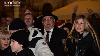 Tisuće Zadrana uživalo na krcatom Narodnom trgu i Tgu Petra Zoranića uz Tomislava Bralića i klapu Intrade Tisuće Zadrana uživalo na krcatom Narodnom trgu i Tgu Petra Zoranića uz Tomislava Bralića i klapu Intrade