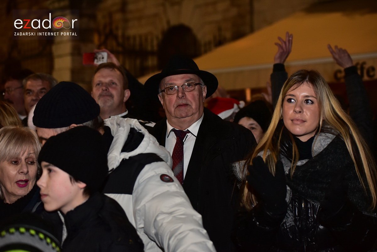 Tisuće Zadrana uživalo na krcatom Narodnom trgu i Tgu Petra Zoranića uz Tomislava Bralića i klapu Intrade Tisuće Zadrana uživalo na krcatom Narodnom trgu i Tgu Petra Zoranića uz Tomislava Bralića i klapu Intrade
