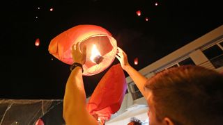 U Vodicama pušteni lampioni za tragično stradale vatrogasce na Kornatima U Vodicama pušteni lampioni za tragično stradale vatrogasce na Kornatima