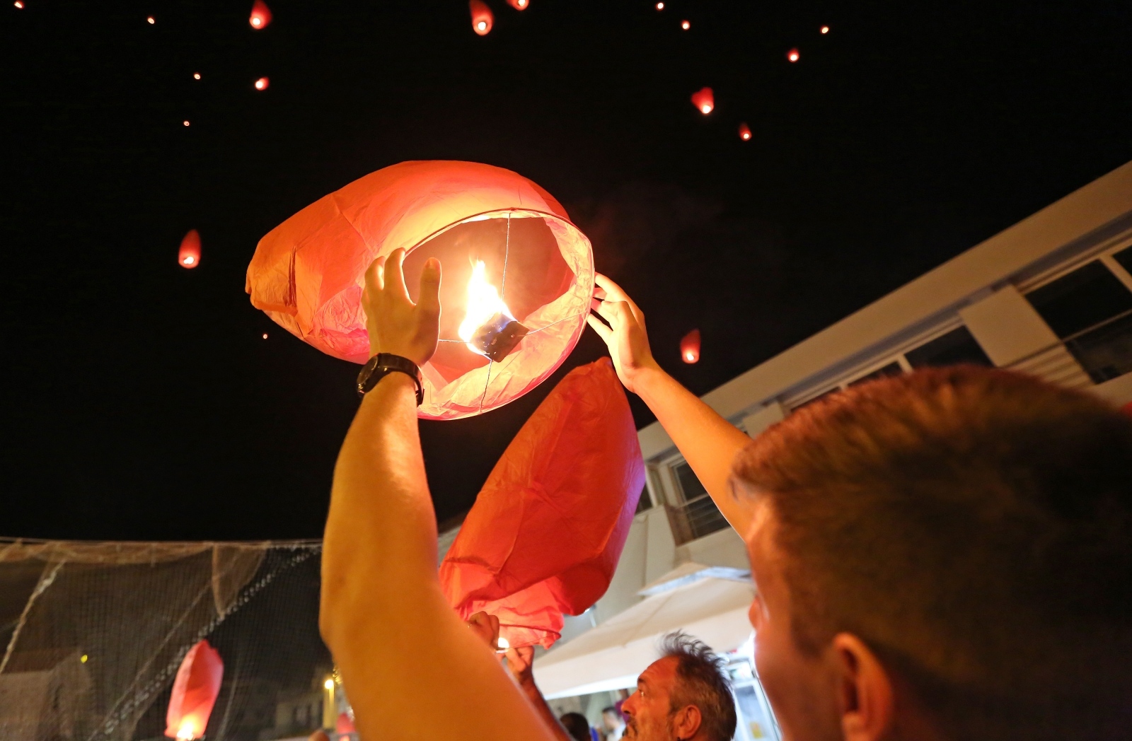 U Vodicama pušteni lampioni za tragično stradale vatrogasce na Kornatima U Vodicama pušteni lampioni za tragično stradale vatrogasce na Kornatima
