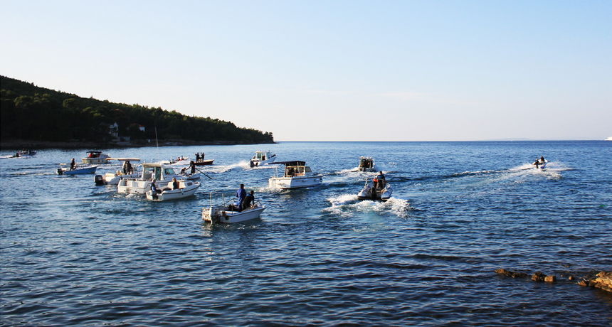 Lukoran: 3. Crnilo kup natjecanje u lignjolovu – polazak iz porta Lukoran: 3. Crnilo kup natjecanje u lignjolovu – polazak iz porta