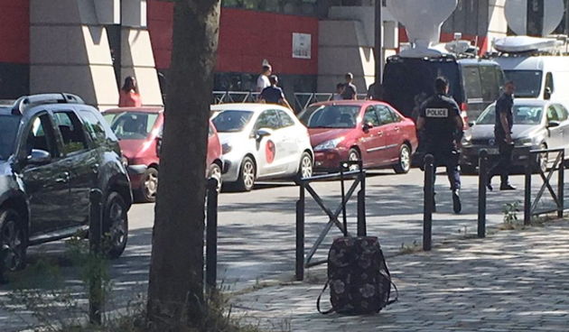 Sumnjiva torba ispred hotela Equipede u Parizu. Foto. twitter