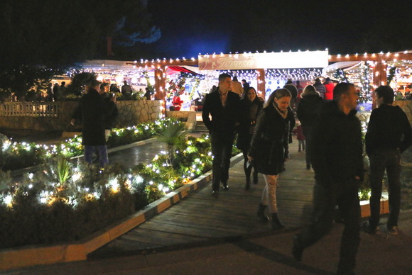 Virani 2016. godinu dočekali uz Lidiju Bačić, Leteći odred i spektakularan vatromet Virani 2016. godinu dočekali uz Lidiju Bačić, Leteći odred i spektakularan vatromet