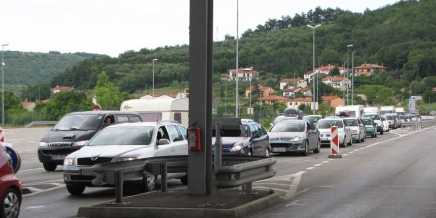 01.07.13, Granicni prijelaz Secovlje – Dragonja – Rebublika Hrvatska pristupila je Europskoj uniji. Granicni prijelaz sa Slovenijom. Photo: Suzana Kos/Zurnal 24/PIXSELL Autor  Suzana Kos/Zurnal24/PIXSELL KLJUČNE RIJEČI  granica, EU, granicni prijelaz, R