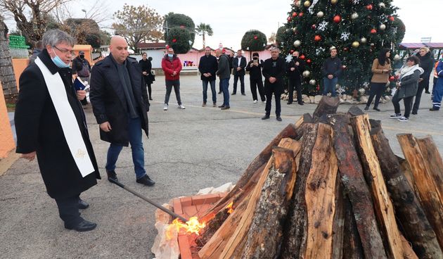 Tradicionalno paljenje badnjaka na Viru