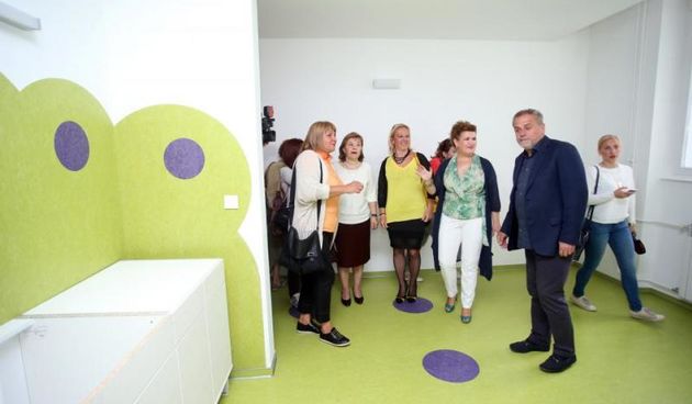 – Gradonacelnik Milan Bandic posjetio je Dom za djecu u Nazorovoj ulici i s ravnateljicom Jasnom Curkovic Kelavom razgledao novouredjene prostorije Majcinskog odjela. Photo: Sanjin Strukic/PIXSELL
