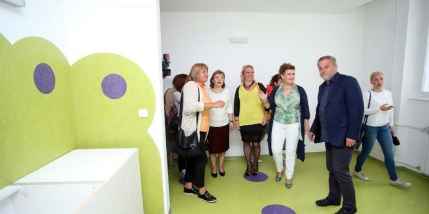 – Gradonacelnik Milan Bandic posjetio je Dom za djecu u Nazorovoj ulici i s ravnateljicom Jasnom Curkovic Kelavom razgledao novouredjene prostorije Majcinskog odjela. Photo: Sanjin Strukic/PIXSELL