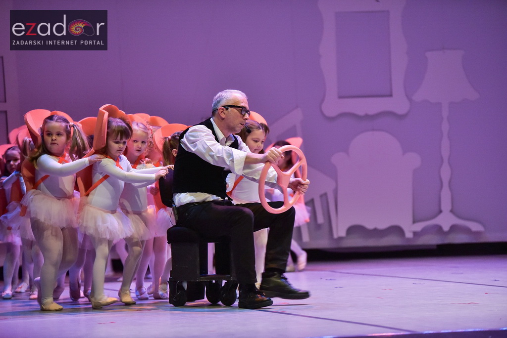 Predstava “Odgojoj” Plesne udruge Gesta u HNK Zadar