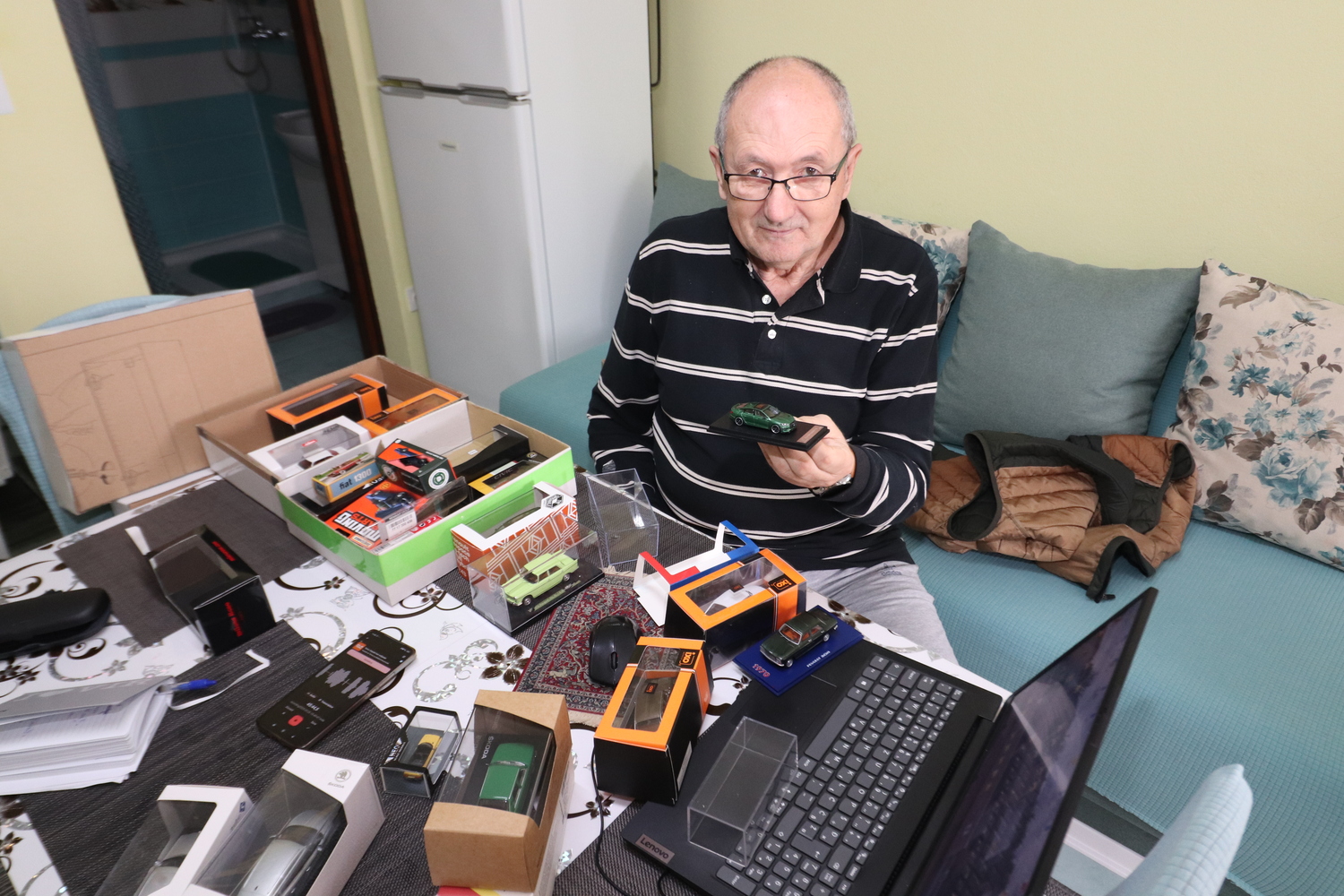 Dušan Erkalović iz Vira jedan je od najvećih kolekcionara autića u Hrvatskoj Dušan Erkalović iz Vira jedan je od najvećih kolekcionara autića u Hrvatskoj