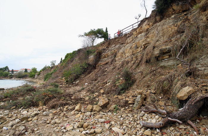 Zadar, 020912.
Nakon jucerasnjeg kisnog dana i danas se zbrajaju stete. Na arbanaskom setalistu Karma doslo je i do nekoliko odrona, a na jednom djelu ugrozena je setnica i sigurnost setaca.
Na fotografiji: prizor na mjestu odrona.
Foto: Jure Miskovic / C Zadar, 020912.
Nakon jucerasnjeg kisnog dana i danas se zbrajaju stete. Na arbanaskom setalistu Karma doslo je i do nekoliko odrona, a na jednom djelu ugrozena je setnica i sigurnost setaca.
Na fotografiji: prizor na mjestu odrona.
Foto: Jure Miskovic / C