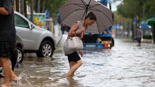 Zadar, 010912.
Nakon visemjesecne suse u Zadru se u subotu ujutro dogodio potop. Kisa je uz povremenu jaku grmljavinu pocela padati pred zoru, oko pet sati i jos nije prestala padati. Ogromne kolicine kise prekrile su prometnice na godinama poznatim kriti