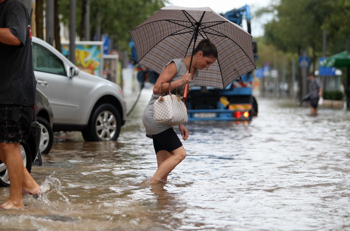 Zadar, 010912.
Nakon visemjesecne suse u Zadru se u subotu ujutro dogodio potop. Kisa je uz povremenu jaku grmljavinu pocela padati pred zoru, oko pet sati i jos nije prestala padati. Ogromne kolicine kise prekrile su prometnice na godinama poznatim kriti