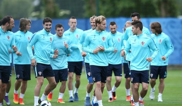 Deauville – Hrvatska nogometna reprezentacija odradila je jutros trening na igralistu Parc de Loisirs u Deauvilleu nakon jucerasnje utakmice sa Turskom u Parizu. Sime Vrsaljko, Ivan Rakitic, Andrej Kramaric. Photo: Sanjin Strukic/PIXSELL