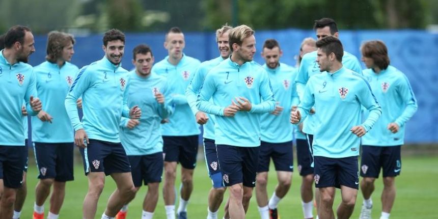 Deauville – Hrvatska nogometna reprezentacija odradila je jutros trening na igralistu Parc de Loisirs u Deauvilleu nakon jucerasnje utakmice sa Turskom u Parizu. Sime Vrsaljko, Ivan Rakitic, Andrej Kramaric. Photo: Sanjin Strukic/PIXSELL Deauville – Hrvatska nogometna reprezentacija odradila je jutros trening na igralistu Parc de Loisirs u Deauvilleu nakon jucerasnje utakmice sa Turskom u Parizu. Sime Vrsaljko, Ivan Rakitic, Andrej Kramaric. Photo: Sanjin Strukic/PIXSELL