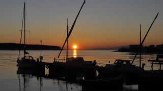 Rab, 131111.
Topao i suncan dan na otoku Rabu zavrsio je predivnim zalaskom sunca.
Foto: Goran Novotny / CROPIX Rab, 131111.
Topao i suncan dan na otoku Rabu zavrsio je predivnim zalaskom sunca.
Foto: Goran Novotny / CROPIX