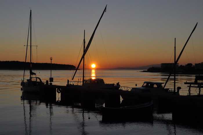 Rab, 131111.
Topao i suncan dan na otoku Rabu zavrsio je predivnim zalaskom sunca.
Foto: Goran Novotny / CROPIX Rab, 131111.
Topao i suncan dan na otoku Rabu zavrsio je predivnim zalaskom sunca.
Foto: Goran Novotny / CROPIX