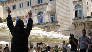 Performans Selme Banich na Narodnom trgu, foto: L. Banić