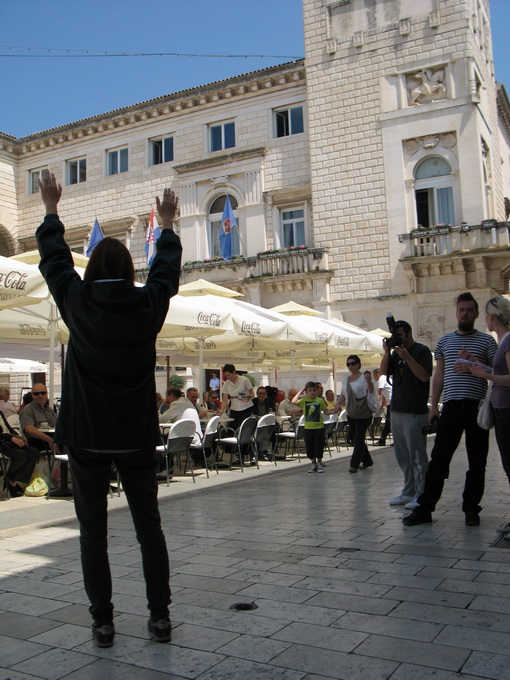 Performans Selme Banich na Narodnom trgu, foto: L. Banić