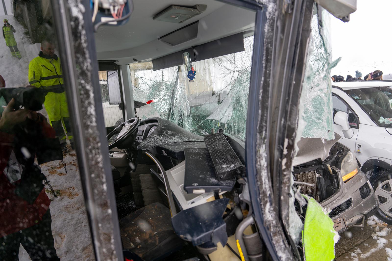 Lančani sudar autobusa i pet automobila kod Gospića