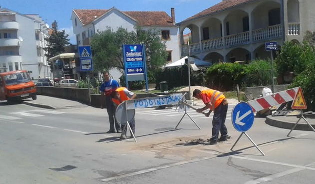 Djelatnici popravljaju šaht u prometnoj ulici Put Bokanjca. Foto: Edvard Šprljan