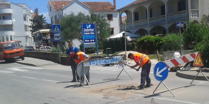 Djelatnici popravljaju šaht u prometnoj ulici Put Bokanjca. Foto: Edvard Šprljan Djelatnici popravljaju šaht u prometnoj ulici Put Bokanjca. Foto: Edvard Šprljan