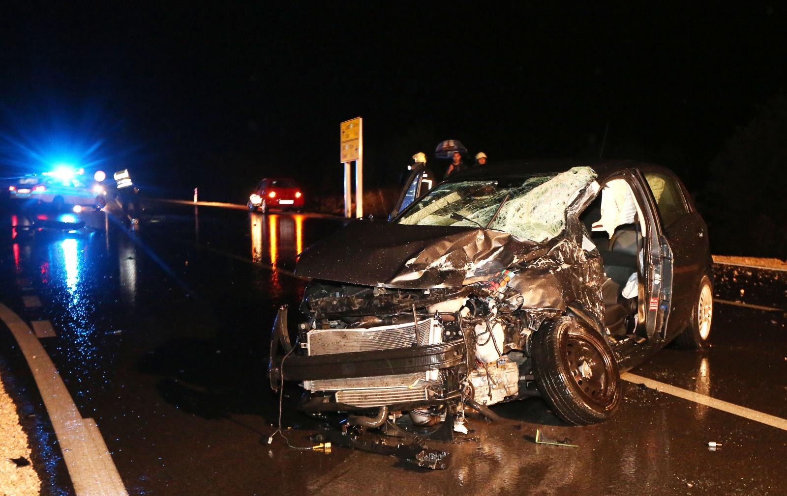 Vodice: U sudaru automobila i autobusa tri osobe ozlijeđene, a autobus završio na boku