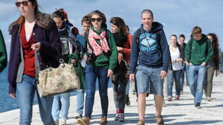 Zadar, 130313.
Zadrani su nakon gotovo tjedan dana kise i ruznog vremena docekali prekrasan suncani dan. Temperatura zraka u 11h iznosila je 13 stupnjeva celzijusa.
Foto: Luka Gerlanc / CROPIX Zadar, 130313.
Zadrani su nakon gotovo tjedan dana kise i ruznog vremena docekali prekrasan suncani dan. Temperatura zraka u 11h iznosila je 13 stupnjeva celzijusa.
Foto: Luka Gerlanc / CROPIX