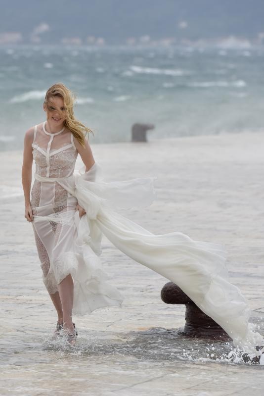 Tijekom snimanja reklamne kampanje valovi doslovno “okupali” manekenku na zadarskoj rivi