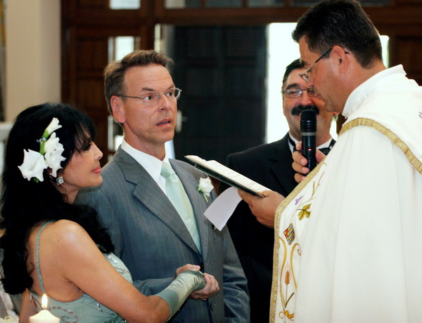 Zadar, 280809.
Najpoznatija hrvatska pjevacica i glumica u Njemackoj 69-godisnja Dunja Olga Rajter i Michael Horst (49) vjencali su se danas u crkvi Bezgresnog zaceca Blazene Djevice Marije na Puntamici u Zadru. Svecani obred vodio je zupnik don Emil Bil Zadar, 280809.
Najpoznatija hrvatska pjevacica i glumica u Njemackoj 69-godisnja Dunja Olga Rajter i Michael Horst (49) vjencali su se danas u crkvi Bezgresnog zaceca Blazene Djevice Marije na Puntamici u Zadru. Svecani obred vodio je zupnik don Emil Bil