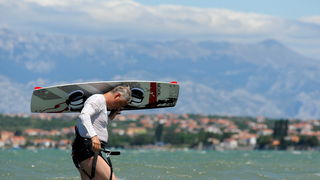 Nin, Zadar, 160712
Kitesurferi su iskoristili vjetrovit dan za uzivanje na plazi Zdrijac kraj Nina gdje se inace nalazi i kitesurfing skola.
Foto: Luka Gerlanc / CROPIX