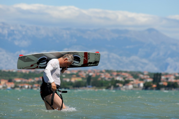Nin, Zadar, 160712
Kitesurferi su iskoristili vjetrovit dan za uzivanje na plazi Zdrijac kraj Nina gdje se inace nalazi i kitesurfing skola.
Foto: Luka Gerlanc / CROPIX