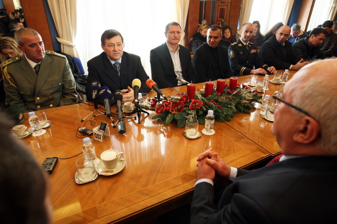 Zadar, 111212. 
Nakon zahvale generalu Anti Gotovini, Zadrani su danas odali priznanje i ratnom zapovjedniku postrojbi specijalne policije Mladenu Markacu. General Markac prosetao je zadarskim Poluotokom te posjetio gradonacelnika Zvonimira Vrancica u nje