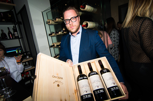 Jučer je Zagreb postati bogatiji za još jednu destinaciju za opuštanje Bistroteka Bar, u kojoj će svi posjetitelji moći uživati u bogatoj ponudi whiskey-a, cognaca, gina, ruma, koktela, kojeg će prepoznati svi ljubitelji ovog jedinstvenog užitka. Dobru Jučer je Zagreb postati bogatiji za još jednu destinaciju za opuštanje Bistroteka Bar, u kojoj će svi posjetitelji moći uživati u bogatoj ponudi whiskey-a, cognaca, gina, ruma, koktela, kojeg će prepoznati svi ljubitelji ovog jedinstvenog užitka. Dobru