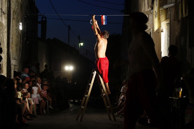 Zadar, 140811.
Na Bokanjcu se veceras odrzala 6. Alka. 35 alkara praceni limenom glazbom i pristranim navijacima pokazala su svoje umijece. KUD-a Bleke i konji organizirali su ovu manifestaciju. Alka se odrzala na bokanjackoj Kuntradi.
Foto: Jure Miskovic Zadar, 140811.
Na Bokanjcu se veceras odrzala 6. Alka. 35 alkara praceni limenom glazbom i pristranim navijacima pokazala su svoje umijece. KUD-a Bleke i konji organizirali su ovu manifestaciju. Alka se odrzala na bokanjackoj Kuntradi.
Foto: Jure Miskovic