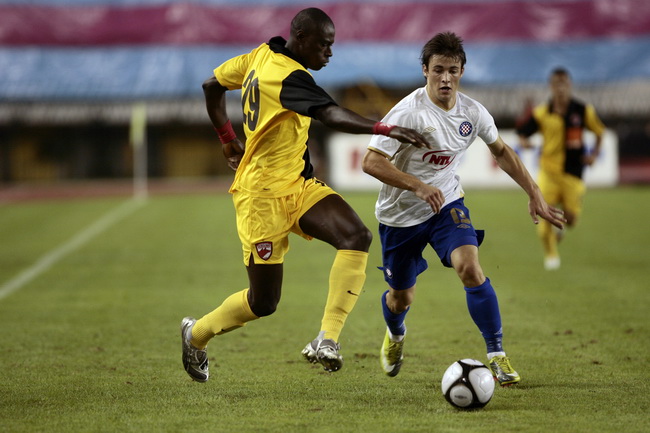 Split 050810.
Stadion NK Hajduka u Poljudu
Predkolo Evropskog kupa : NK Hajduk – Dinamo Bukurest
Na fotografiji : Mdoye Ousmame i Ante Vukusic.
Foto: Vladimir Dugandzic / CROPIX Split 050810.
Stadion NK Hajduka u Poljudu
Predkolo Evropskog kupa : NK Hajduk – Dinamo Bukurest
Na fotografiji : Mdoye Ousmame i Ante Vukusic.
Foto: Vladimir Dugandzic / CROPIX