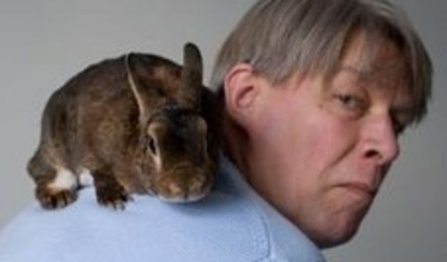 Valdis Zatlers sa zečićem (Foto: allaboutlatvia.com)