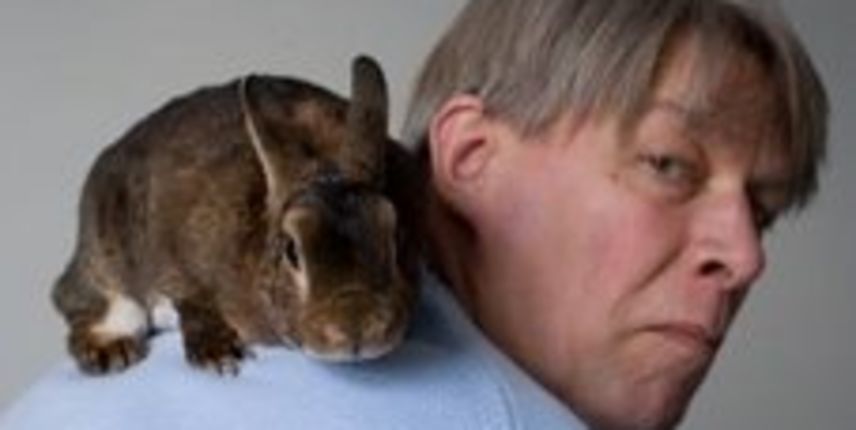 Valdis Zatlers sa zečićem (Foto: allaboutlatvia.com) Valdis Zatlers sa zečićem (Foto: allaboutlatvia.com)