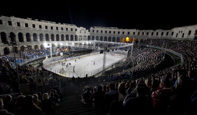 Pula, 160912.”Arena Ice Fever MMXII”. U sklopu EBEL Lige, u pulskoj areni se igra hokejaska utakmica izmedju KHL Medvescak i UPC Vienna Capitals iz Beca.Na slici: Arena za vrijeme utakmice.Foto: Goran Sebelic / CROPIX