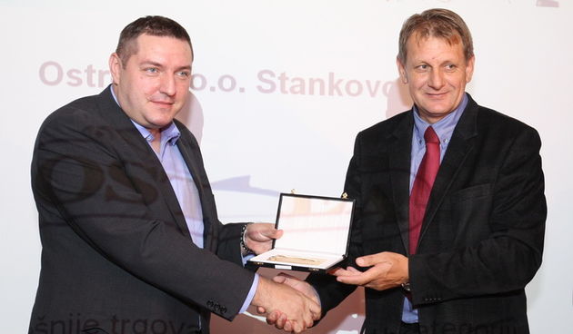 Zadar, 261010.
U hotelu Kolovare odzana je 10. sjednica Gospodarskog vijeca HKG Zupanijske komore Zadar na kojoj su dodjeljena priznanja zasluznim privrednicima.
Na fotografiji: Kreso Peradinovic zamjenik direktora tvrtke Ostrea koji primio je nagradu u k