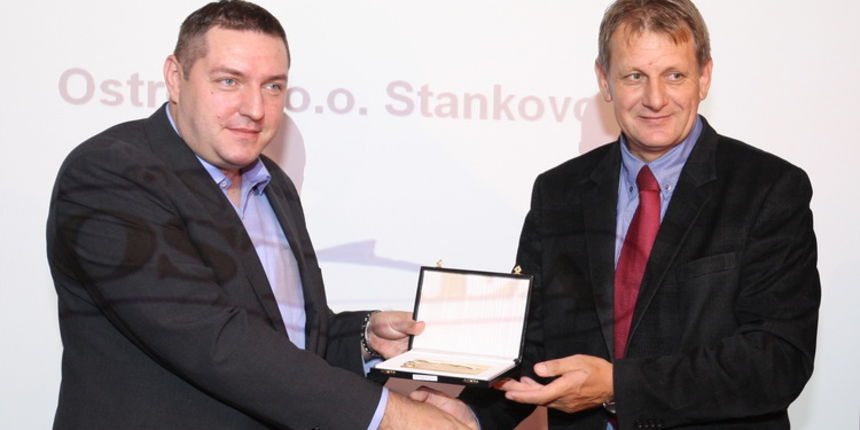 Zadar, 261010.
U hotelu Kolovare odzana je 10. sjednica Gospodarskog vijeca HKG Zupanijske komore Zadar na kojoj su dodjeljena priznanja zasluznim privrednicima.
Na fotografiji: Kreso Peradinovic zamjenik direktora tvrtke Ostrea koji primio je nagradu u k