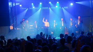 Zvuci klapske pjesme, riba na mnoštvo načina, sretna lica posjetitelja slika su ribljeg dana na prvom Jarun Piknik festivalu. Tomislav Bralić i klapa Intrade, Marijan Ban i Diktatori u Zagreb su donijeli dašak svježeg morskog zraka.