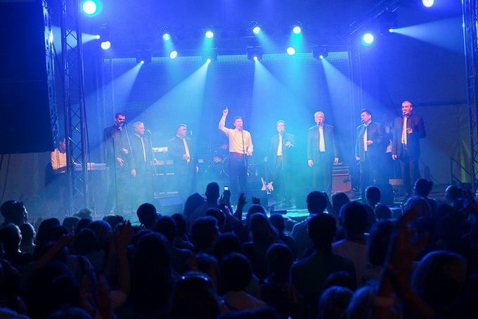 Zvuci klapske pjesme, riba na mnoštvo načina, sretna lica posjetitelja slika su ribljeg dana na prvom Jarun Piknik festivalu. Tomislav Bralić i klapa Intrade, Marijan Ban i Diktatori u Zagreb su donijeli dašak svježeg morskog zraka.