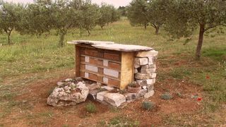 Hotel za solitarne pčele i druge korisne kukce u ekološkom masliniku OPG-a Čirjak