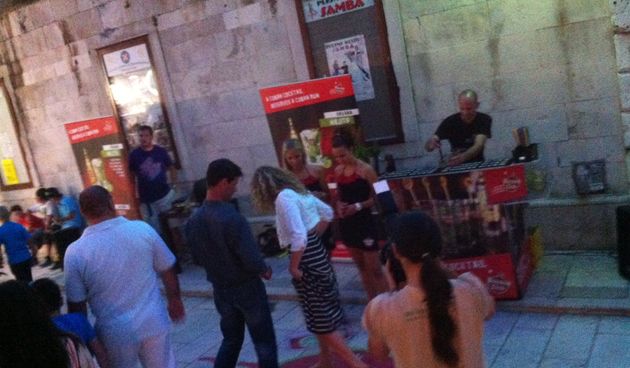 Terasa restoran bara Atrij ovog utorka postala je središte globalnog projekta “People dancing in the streets” koji ritmove kubanske glazbe i vruću prateću atmosferu donosi i na ulice hrvatskih gradova. Zadar je tako postao pravi plesni podij, a odlično ra