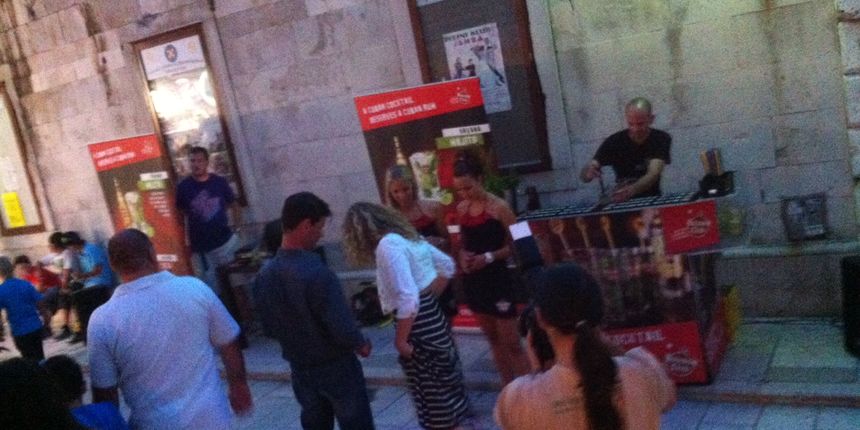 Terasa restoran bara Atrij ovog utorka postala je središte globalnog projekta “People dancing in the streets” koji ritmove kubanske glazbe i vruću prateću atmosferu donosi i na ulice hrvatskih gradova. Zadar je tako postao pravi plesni podij, a odlično ra Terasa restoran bara Atrij ovog utorka postala je središte globalnog projekta “People dancing in the streets” koji ritmove kubanske glazbe i vruću prateću atmosferu donosi i na ulice hrvatskih gradova. Zadar je tako postao pravi plesni podij, a odlično ra