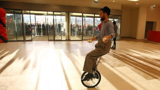Zadar, 111110.
U zadru je  otvoren shoping centar Supernova, cije je otvaranje bilo najavljeno je za 09, pa za 14 sati, a otvoren  je malo prije 16 sati zbog tehnickog pregleda zgrade.
Na fotografiji: prvi kupci u supernovi cekaju ispred vrata.
Foto: Vlad