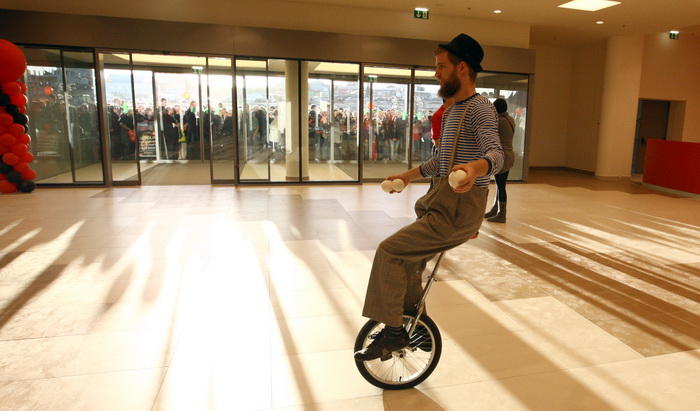 Zadar, 111110.
U zadru je  otvoren shoping centar Supernova, cije je otvaranje bilo najavljeno je za 09, pa za 14 sati, a otvoren  je malo prije 16 sati zbog tehnickog pregleda zgrade.
Na fotografiji: prvi kupci u supernovi cekaju ispred vrata.
Foto: Vlad