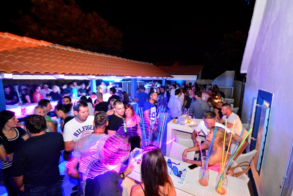 Subotnja zabava u Noštromo i Vagabundo barovima na Viru ; foto Iva Perinčić