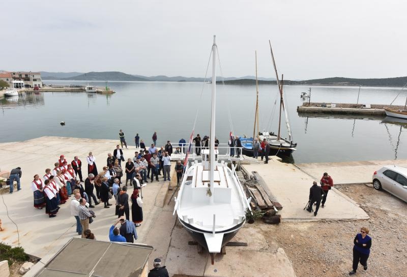 U betinskom brodogradilištu Ante Fržopa svečano je porinut novoizgrađeni tradicionalni murterski brod – leut pod imenom Orlić. Foto: Hrvoje JelavićIPIXSELL